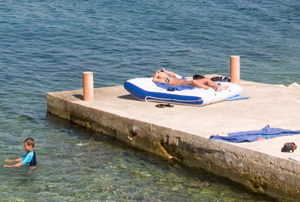 Badeplateaus auf der Insel Ciovo